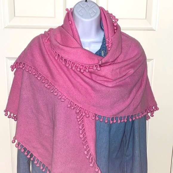 🎁NWOT Boo Gemes Pom Pom wrap! Perfect for a gift🌟 NEVER worn🎉 - Picture 1 of 5